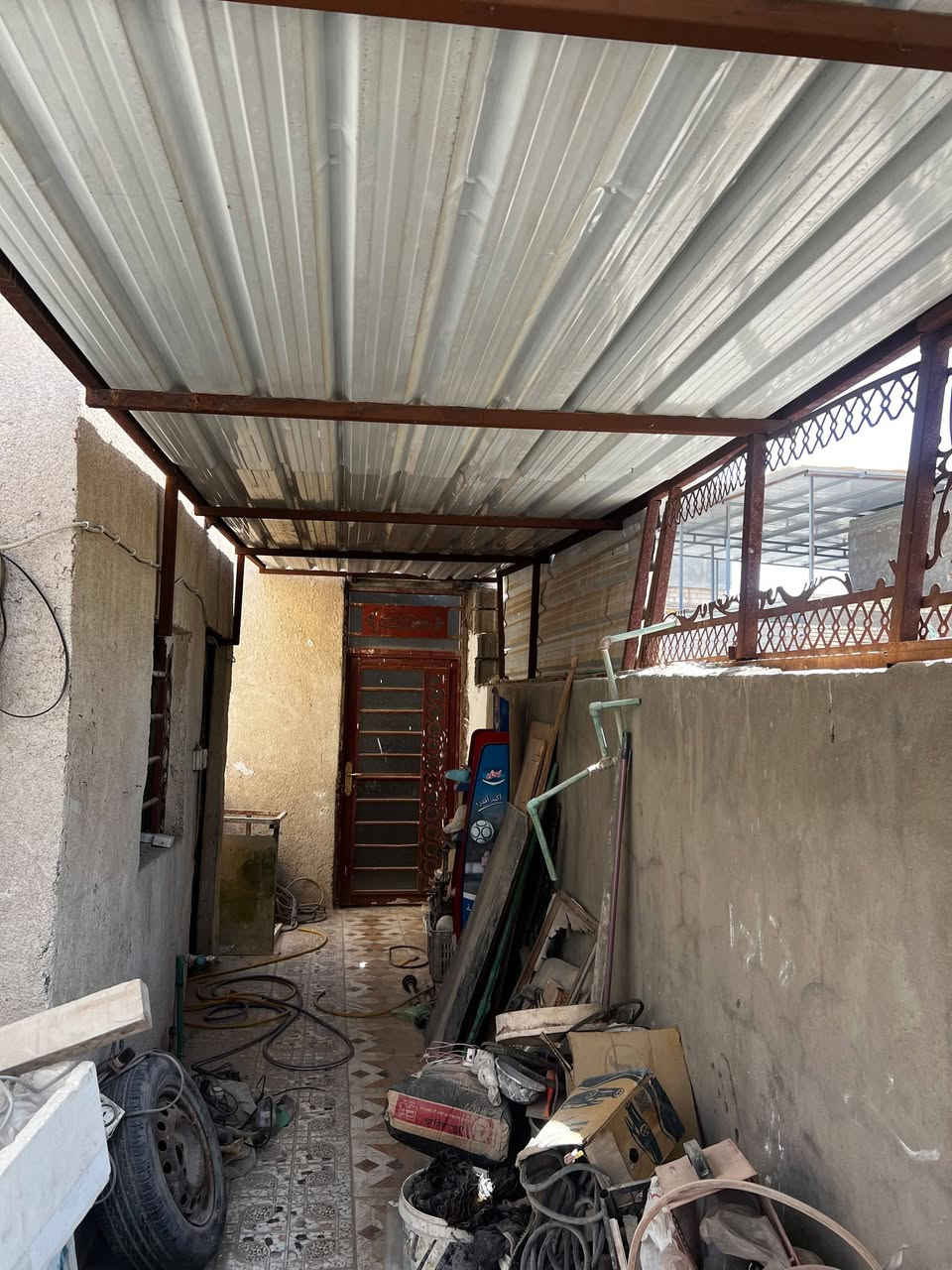 بيت للبيع مساحة 80 متر بشارع المطار الجديد بشارع شفلات بناء بلوك سقف عكادة أرضية كاشي بورك بي غرفة وصاله كبيرة ومطبخ وصحيات سعرة 23 وبي مجال ***********

