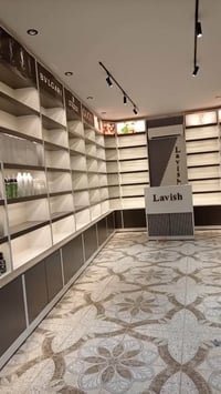 ديكور متكون من ١٦ فاترينه العرض متر والارتفاع ١٩٠ سم مواد تركي درجه او...