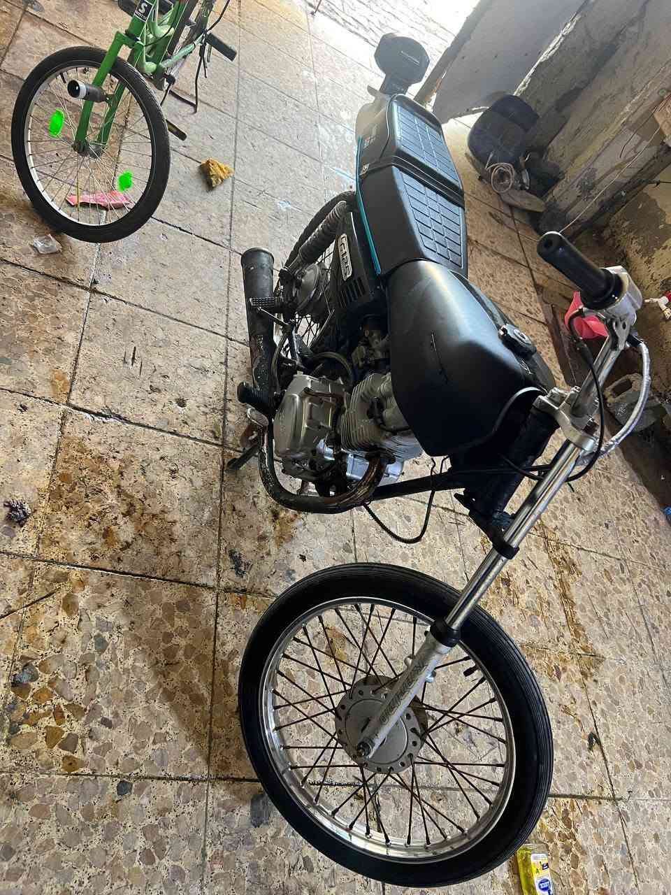 السلام عليكم شباب نامه شلامجه ما مفتوحه نشطه صوته حلو مناقصه شي بس ويل كدام يرادله تكبين شوي بي عواج دراجه غراضه كله جديد توه مبدلهن تانكي وكشن وبريك وطوبه مال بريك كلهن جدد وصينيه زنجيل ويل وتاير جدد لوره وسيبايه وياها انطيها ب375 وبيها مجال حك جيه مكاني المعقل ***********راسني وتدلل
