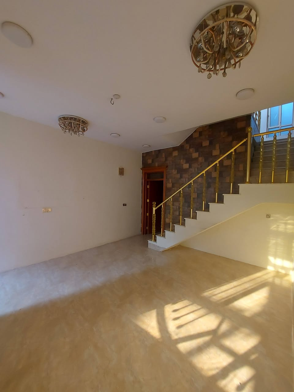 🏘 دار للأيجار ✅️ بعقوبة البحيرة ✅️ بناء حديث ✅️ موقع مميز ✅️ خدمات كاملة 
✅️ مقابل معهد الأماني للتدريس الخصوصي 
🏚 ايجار الدار [[ ٥٠٠ ]] قابل للتفاوض 
🔺️ مساحة ( ١٠٠ ) متر 
🏚 طابق الأول ( ١ ) غرفة نوم ✅️ ستقبال ✅️ صالة ✅️ مطبخ ✅️ مجموعة صحيات ✅️ مناور ( ٢ ) ✅️ كراج سيارة 
🏘 طابق ثاني ( ٢ ) غرفة نوم ✅️ صالة ✅️ مجموعة صحيات ✅️ بيتونة ✅️ مع سطحين
للاستفسار مع مكتب نجاح العميري للعقار ☎️
 موقع المكتب ⬅️ مدخل العزات مجاور اسواق نوتيلا الغذائية 🛒 او التواصل على الماسنجر او الواتساب على الرقم *********** 📞📞
