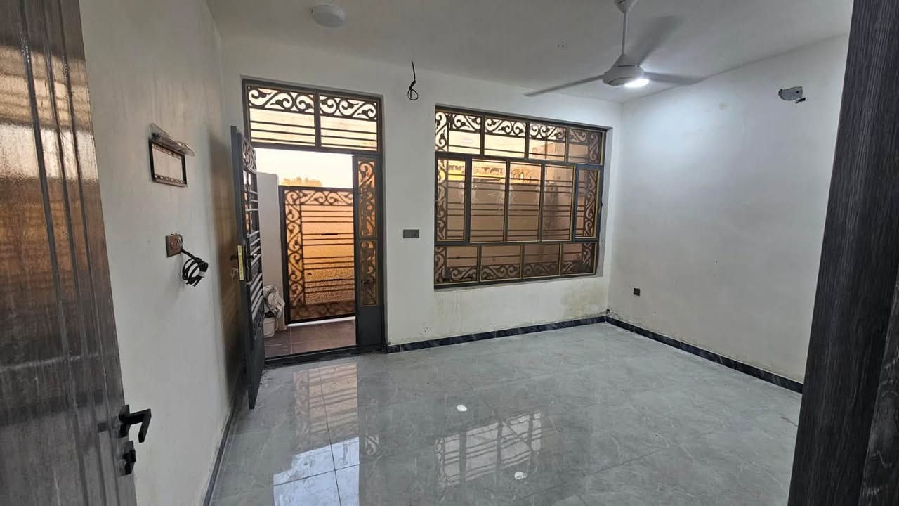 دار للبيع زراعي طابو باسمي انذار من كاتب عدل 
زيرو  
المساحه ٥٠ م  واقع حال ٥٦ م 
طرمه صاله مطبخ حار بارد  خدمات جبيره 
الطابق الثاني  غرفة نومه  
حولي  وبالكونه 
الثالث بيتونه  
ارضيه سيرامك هندي درجه اولي 
تاسيس سبالت بكل اجزاء البيت 
درج المنيوم جام 
الحمام  غربيه دفن 
تاسيس كامرات وستلايت 
بنكات ساحبات واير سحب تانكي 
جاهز للسكن 
ماي ٢٤ ساعه مجاري كهرباء 
مكان سبع ابكار شارع كلية التربيه الاساسيه  اول فرع  قريب ع شارع 
السعر ١٤٢ مليون قفل من الاخير   
اتصال صاحب العقار  
***********
