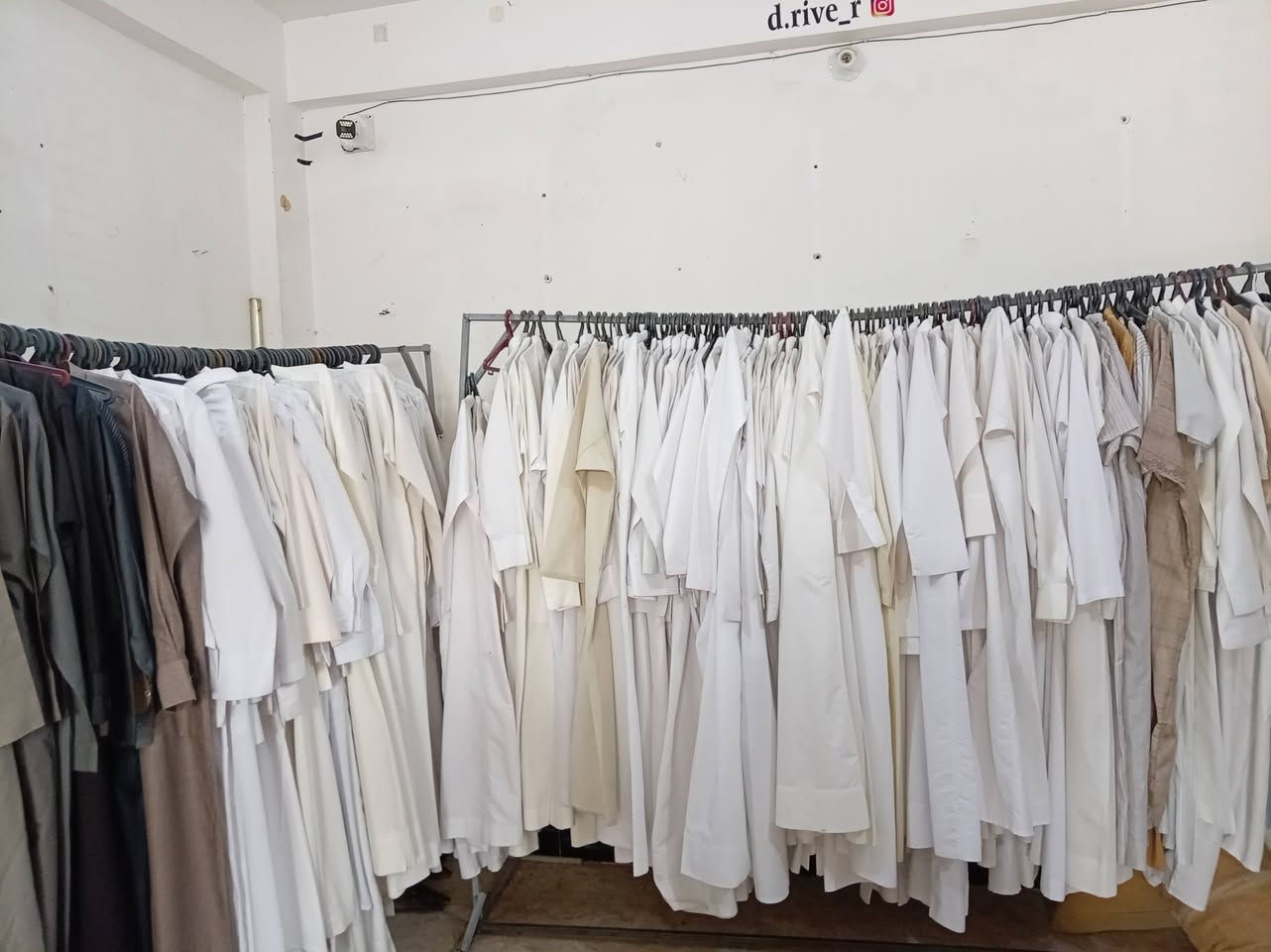 وصول وجبه جديدة من الدشاديش شتوي سعر لواحد ١٠ الف وصول وجبه جديدة من البجايم سعر زوح ٥ الف ودشاديش صيفي سعر لواحد ٥ الف و٣ب ١٠ الف العنوان فلوجه حي المعلمين قرب جامع سعد ***********)( ***********

نص مكتوب في الصور:
- d.rive_r