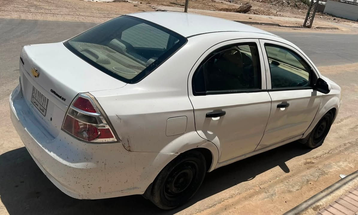 السلام عليكم
افيو موديل ٢٠١٠ 

بيها 

بنيد مبدل بدون ضربة 

باب السدو والباب الي خلفه والجاملخ مصلحات كما موضح 

وبيها عورات واضحات بالصور 

سنوية ساقطة 

حدادية تعبانة 

التبريد شغال 

السيارة عند رجال كبير هاملها 

ماشية ١٥٢ الف 

السعر ٥٢ وبيها مجال 

***********
