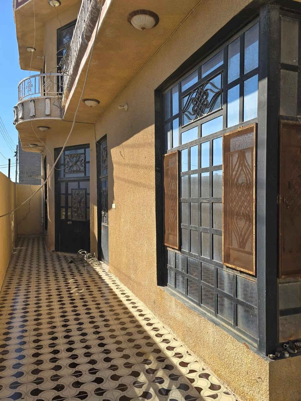 بيت ركن للبيع طابو ملك صرف مساحته ٢٠٠م الجبهة ٢٠م والنزال ١٠م في منطقه باب الدرب على بدايه شارع ٣٠ يتكون البيت من طابقين الطابق الارضي يحتوي مطبخ وغرفه استقبال وغرفه نوم وصاله وصحيات والطابق الثاني يكون معزول  بدرج خارجي يتكون من ٣ غرف ومطبخ وصحيات السعر ١٦٠ مليون وبيها مجال للاتصال على الرقم ***********
