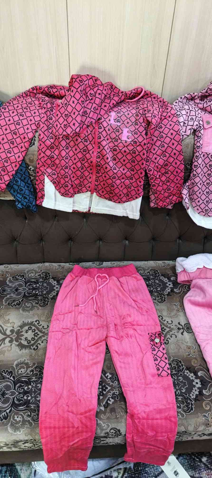 السلام عليكم ملابس بناتي قديفة مخمل سوفت مبطن اربع الوان قياسات من 6 الى 14 درزن 4 قطع عندي 3 شليف ابيع شلعة ما ابيع قطع او درازن للتواصل  واتساب او اتصال (***********)
