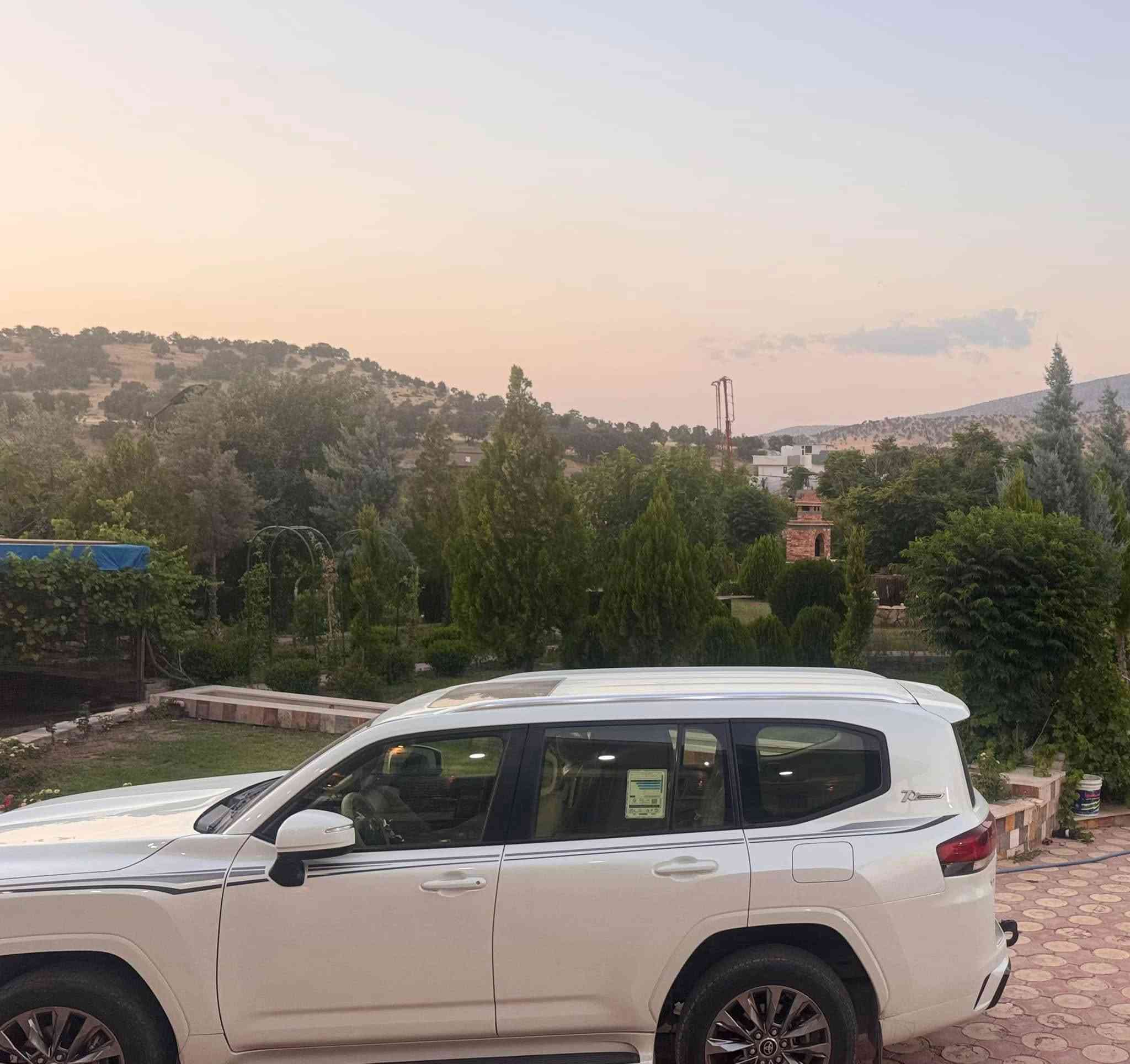 🚗 للبيع 

تويوتا لاندكروزر جي اكس ار –2022 خليجي وكالة ساز

•   🛣️  المسافة المقطوعة - 71 الف كلم 
----------------------------------- 

✅ المواصفات :

🏢 الوكالة: ساز
🚗 النوع: جكسارة
📅 الموديل: 2022
🎨 اللون: أبيض
📍 الكيلومترات: 71,000 كم

⭐ الحالة: ممتازة - بدون حوادث
🌍 المصدر: خليجي
⛽ الوقود: بنزين
⚙️ المحرك: 4.0 لتر
🔩 الأسطوانات: 6 سلندر
🔧 الجير: أوتوماتيك
🛞 الدفع: AWD
💿 الجنط: 22 إنش+
✅ المواصفات الموجودة:
• شاشة لمس كبيرة
• شاشة HUD
• بلوتوث
• Apple CarPlay
• Android Auto
• كاميرا خلفية
• حساسات أمامية
• حساسات خلفية
• كاميرا 360 درجة
• مثبت سرعة ذكي
• نظام الحفاظ على المسار
• نظام التحذير من التصادم الأمامي
• مراقبة النقطة العمياء
• تشغيل بصمة
• دخول ذكي بدون مفتاح
• تشغيل عن بعد
• مقاعد جلد فاخرة
• مقاعد كهربائية مع ذاكرة
• تدفئة وتهوية للمقاعد
• فتحة سقف بانورامية
• شاحن لاسلكي
• إضاءة داخلية محيطية
• نظام صوتي فاخر
• مرايا كهربائية قابلة للطي
• مصابيح LED أمامية وخلفية
• مكيف أوتوماتيك متعدد المناطق
• منافذ USB أمامية وخلفية
• السيارة رقم وبأسمي
• السيارة ماشاء الله حيل جديدة، ما بيها اي نقص، شرط

•السعر المطلوب : 61،500 $

• للاستفسار : ***********
