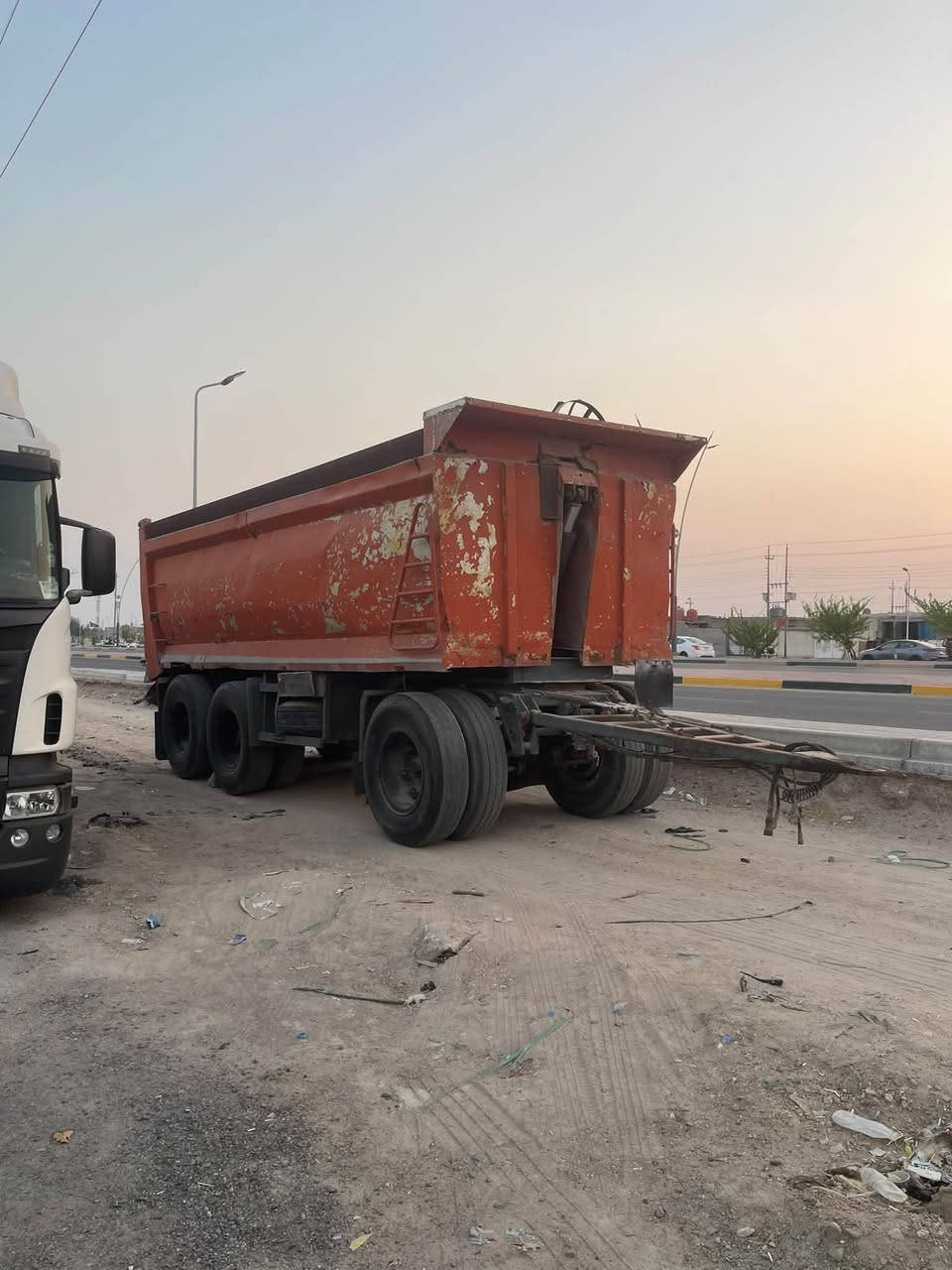 للبيع مقطوره دناكير 14 وزنها 7 طن السعر 80$ مكاني البصره الزبير معرض المجتبى ***********
