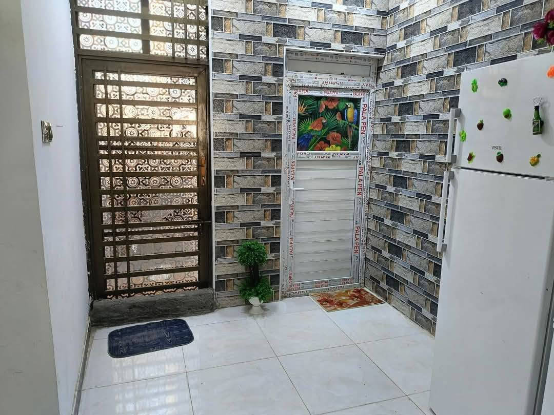 للبيع مساحه 120 متر طابو زراعي سند 25 طابقين ثلاث غرف نوم مطبخ وهول واستقبال مجمع صحيات عدد 2 خلف محطه اضواء الحله شارع 80 كربلاء يرهم مراوس ***********
