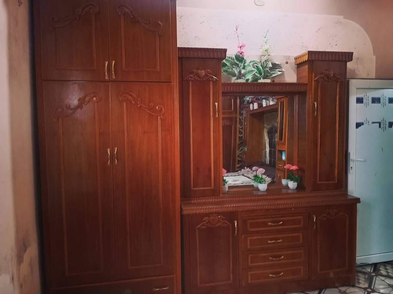 السلام عليكم 
يوجد لدينا غرفة اخشاب 
البيع مستعمل نضيفه 
السعر ٧٥٠الف وبيه مجال
التواصل ***********
