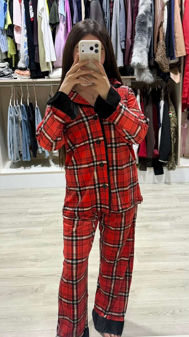 جمله و مفرد 
موديل جديد الشتاء  ⚜️
قياسات m-l-xl-2xl-3xl
١ لون موجود 
رقم واتساپ 
***********
