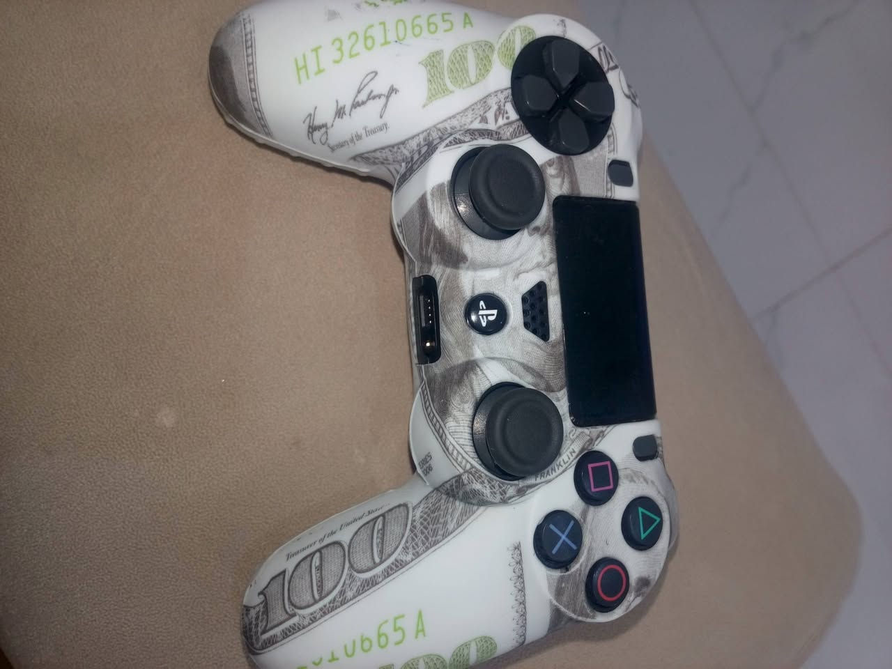 السلام عليكم حبايب 
ارخص سعر بالعراق 🔥
PS4 slim نضيف ٪90
حساب امريكي وياه ١٤ لعبه 
جويستك نضيف 
كامل ملحقاته 
اي عطل مابي بس مفتوح مصلح زر التشغيل فقط ومايأثر على البورد ولا عالجهاز 
سعره فقط 150 الف قفل وبي مجال 🔥
توصيل لجميع المحافظات 🚚
للاستفسار ***********
