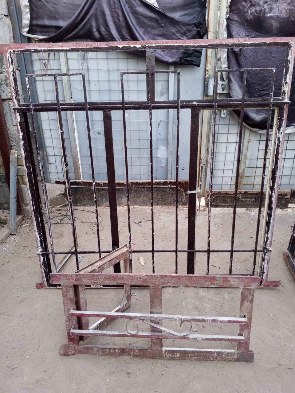 متاح شبابيك حديد ثقيل ونضيف مستخدم قليل كامل جيب وشد بس صبغ مكاني بغداد
***********
