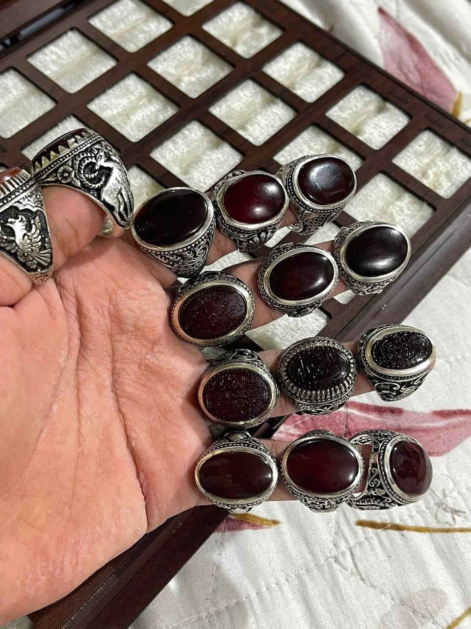 سلام عليكم للبيع ١٤ قطع ١٠ عارف و٢ جراح وثنين قلم زني سعر القطعه ١٥٠ الف شلع ١٣٥ قفل *********** بغداد يوجد توصيل
