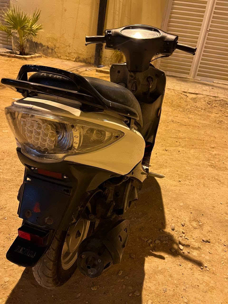 سلام عليكم. دراجه كامكو جي فور
كفرات تجاريه جديده مكينه ما مفتوحه بس بيه خيط تبخير قليل أو بعض النقوصات (سلف ما يشتغل بس هندر تشتغل ول عداد السرعة هم عاطل ) ول باقي كلا شغال من هورن أو كلوبات أو اشاير كلا شغال 
المكان نجف خلف مسجد السهله الرقم (***********) 
أو اتفضل خاص أو بل خدمه السعر 400او بيه مجال قليل
