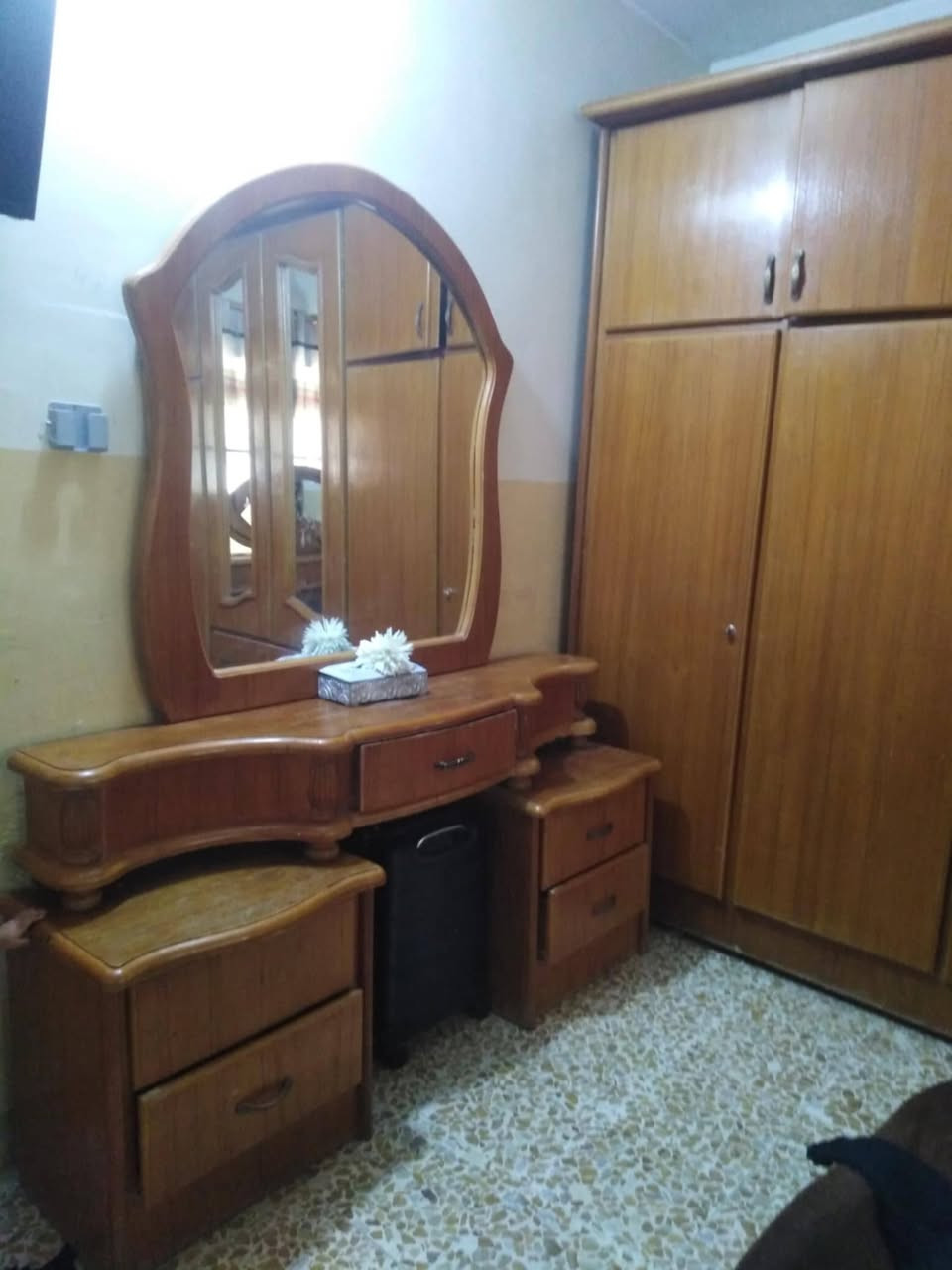 غرفة اخشاب للبيع السعر 500 خشب اصلي عراقي ثقيل *********** بدون اسناب احلى من الصوره
