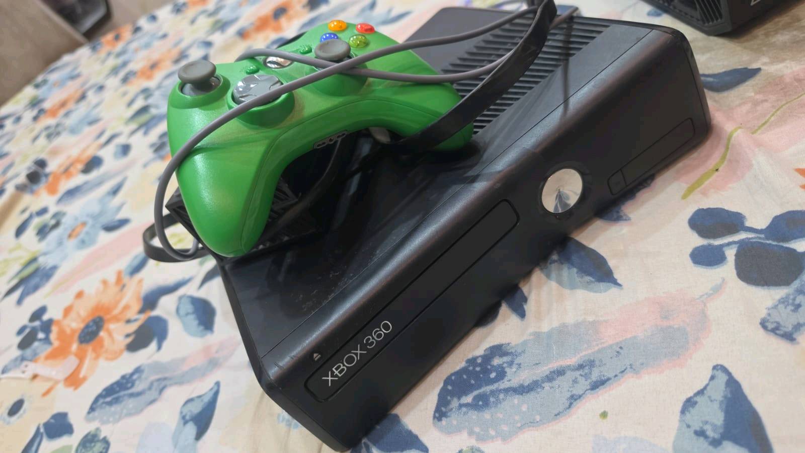 اكس بوكس ون فات
واكس بوكس 360 
فول شغالات وشرط النظافه للبيع 
ثنينهن 165 الف وبيهن مجال