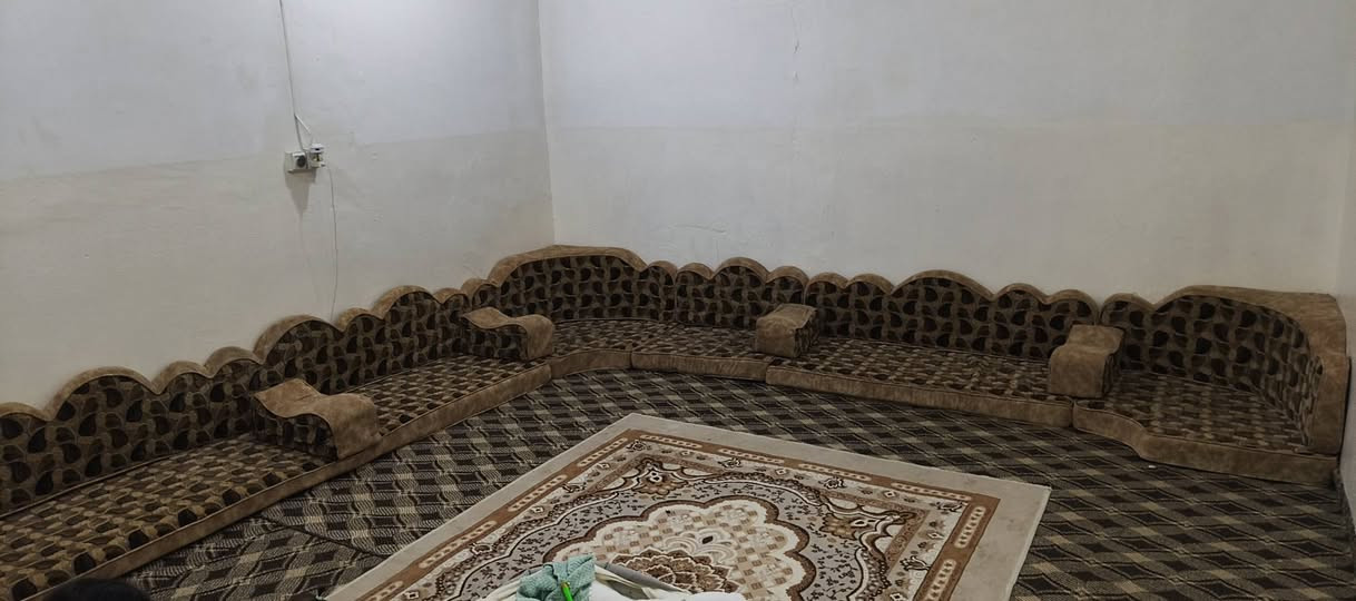 مد عربي ديوان اسفنج ضخت ما نازل بشرط فقط تقريبا شبر اقل والله صاحبها مليون فصلت مستخدم  سنة ونص الي يريد  السعر 300 الف ومجال عنوان دوميز
