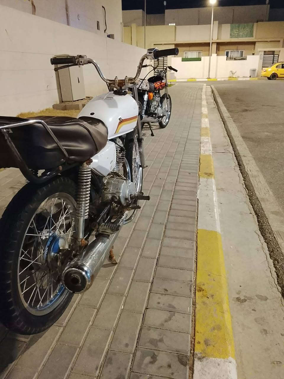 دراجه ايراني ادوات ما ناقصه شي مكينه حلوه لا تبخير ولا تنقيص  نضيفه رايدها 300 مكاني البصره الجزيره ***********
