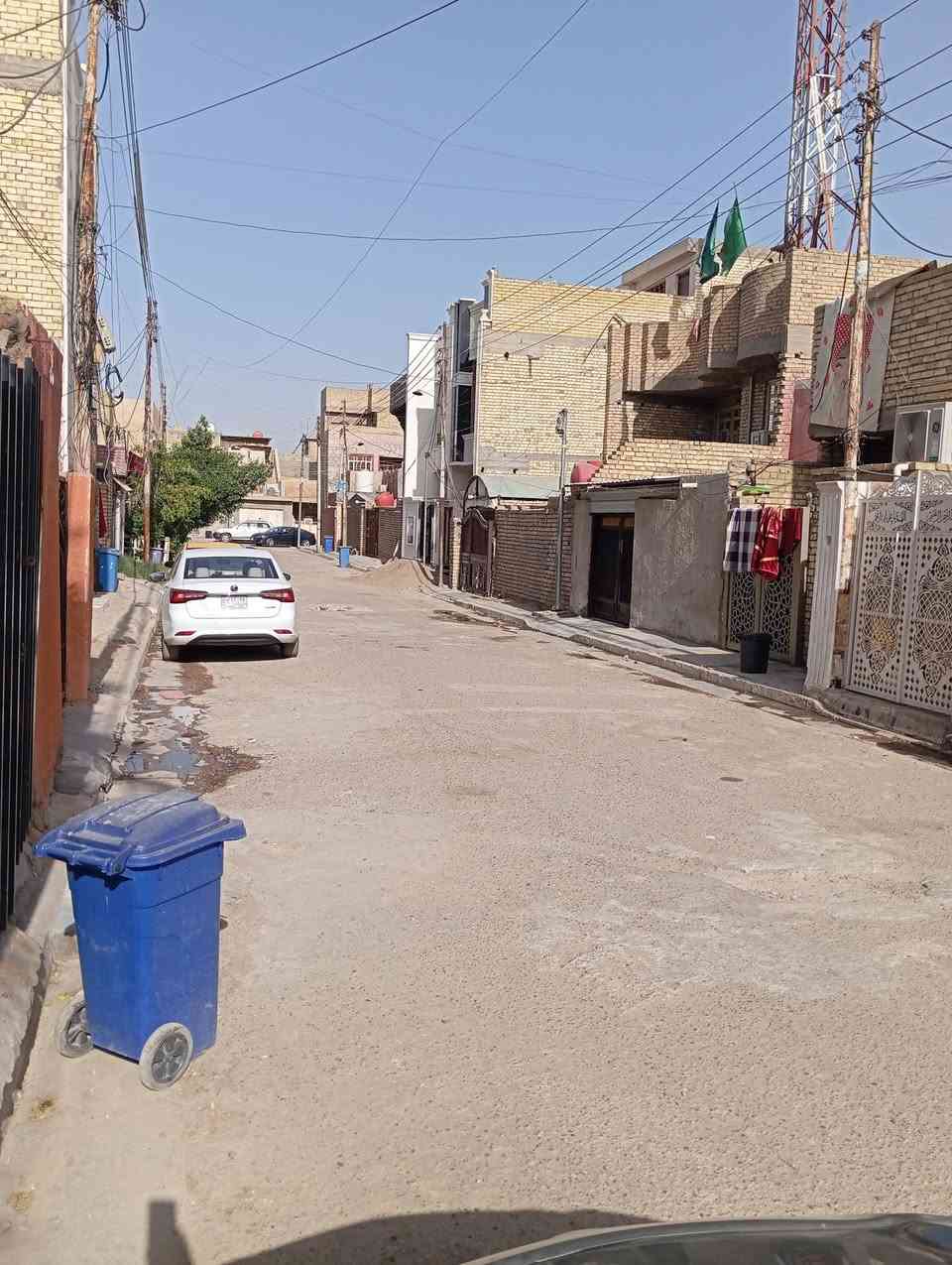 السلام عليكم دار للبيع في الشعب / الجمعيات محلة ٣٥٧ مساحة ٥٥ م خلفي نظيف يحتوي الطابق الاول على استقبال وحولي ومطبخ صغير وملحقات وترك والطابق الثاني غرفة نوم وسطح اول بالامكان بنائه غرفة وسطح ثاني نوع العقار طابو صرف السعر ٦٥ وبيه مجال للاستفسار الاتصال على الرقم ***********
