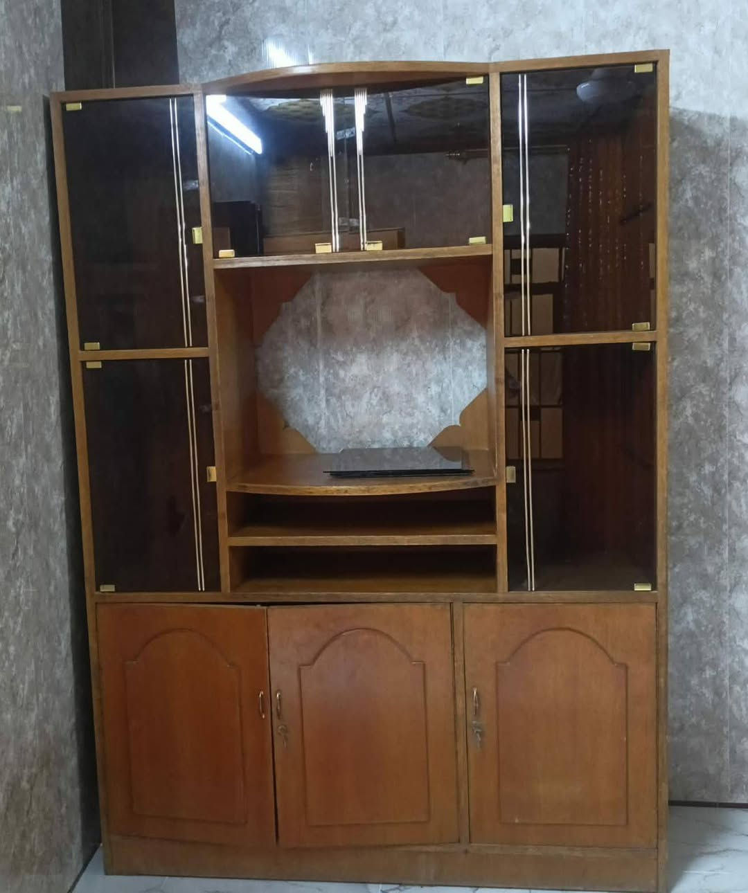 بوفيات للبيع عدد ثنين وحده صغيره وحده كبيره خشب ثقيل ونضاف للاستفسار الاتصال على الرقم ***********
