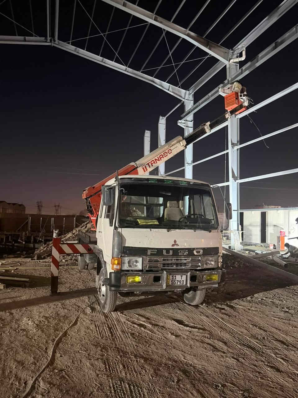 عنوان الإعلان: كرين باسكت (سلة هيدروليكية) بارتفاع 22 متراً للبيع.
نوع الشاحنة والكرين: شاحنة مع رافعة سلة (Boom Lift / Basket Crane) ماركة TADANO ).

 الارتفاع الأقصى: 22 متراً (نطاق عمل ممتاز للمشاريع والهياكل الحديدية).

 حالة السيارة والكرين: شغال وبحالة ممتازة، جاهز للعمل الفوري في الهياكل والمباني.

 المواصفات الفنية:

 وجود ركائز تثبيت هيدروليكية (Outriggers) شغالين بشكل كامل لضمان الأمان.

 سلة هيدروليكية بحجم مناسب للأعمال التخصصية.

 كابينة التحكم بالكرين ممتازة وواضحة.

 مكان التواجد: (بغداد البياع ).

 للاتصال والاستفسار ***********").
