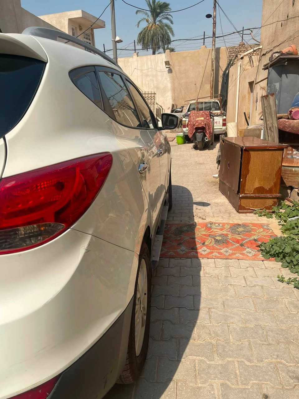 السلام عليكم توسان ٢٠١١ محرك ٢.٤ سيارة نظيفه بيها قطعتين صبغ الباب الخلفي وجاملغ غير هذي السيارة مكفوله تبريد ثلج كير مكينه مكفولات السيارة مال جني ممتعوبه والصور كدامك بانورام تحكمات ستيرن اشاره مري فتحه سقف كشافات ضباب شاشة ابل كار بلاي كامره خلفيه بانوراما سعر ١٢٠ بيها مجال بسيط   ***********
