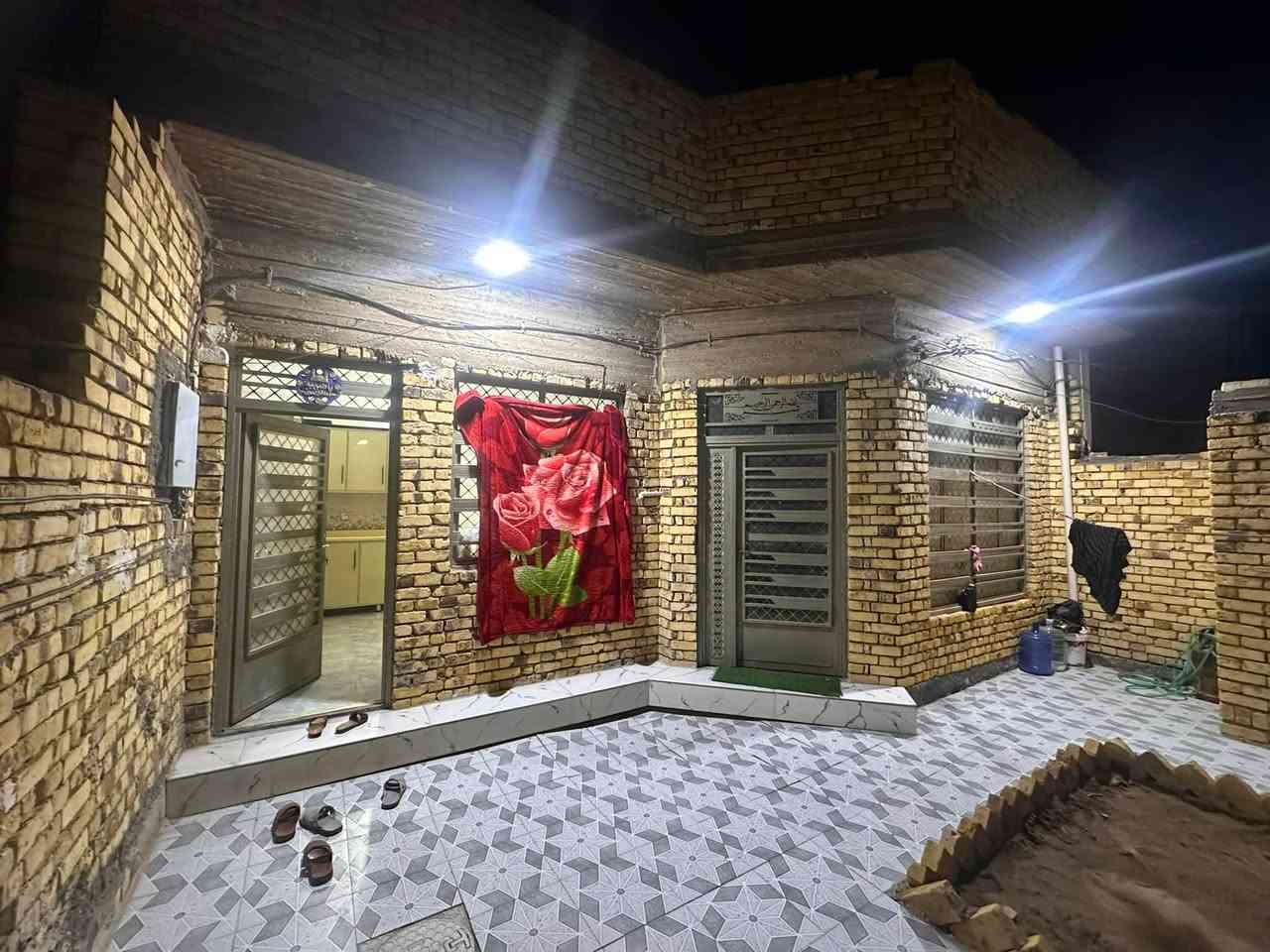 السلام عليكم بيت للبيع الكوت جديده نزلت الأقوس ع شارع 15
شارع البهادل المساحه 150
المساحه ١٥٠متر  غرفتين نوم 🛌 وصاله ومطبخ واستقبال 
***********
