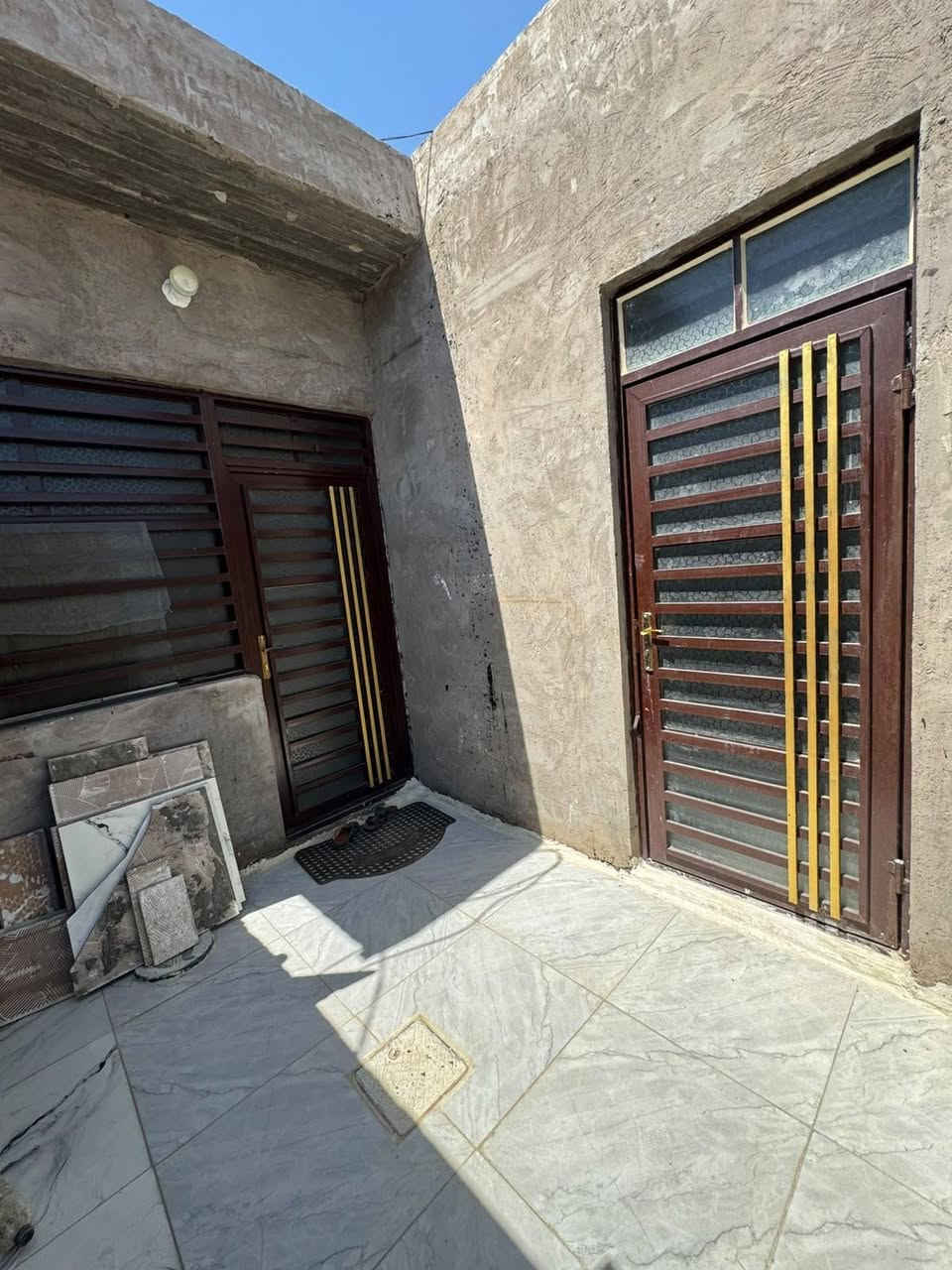 #دار_للبيع 🏠 بشارع المطار القديم مساحه 100م
⚜️بناء بلوك درجه اولى الأساس والسقف صب كونكريت 
🔺يحتوي على غرفه وصاله وستقبال ومطبخ وصحيات داخليه وخارجيه..
🔺السعر بلاش 19 وبيه مجال 
⚜️ للاستفسار مراجعة
   ((#مكتب_ابوعراق_للعقار  ))

☎️*********** واتساب
