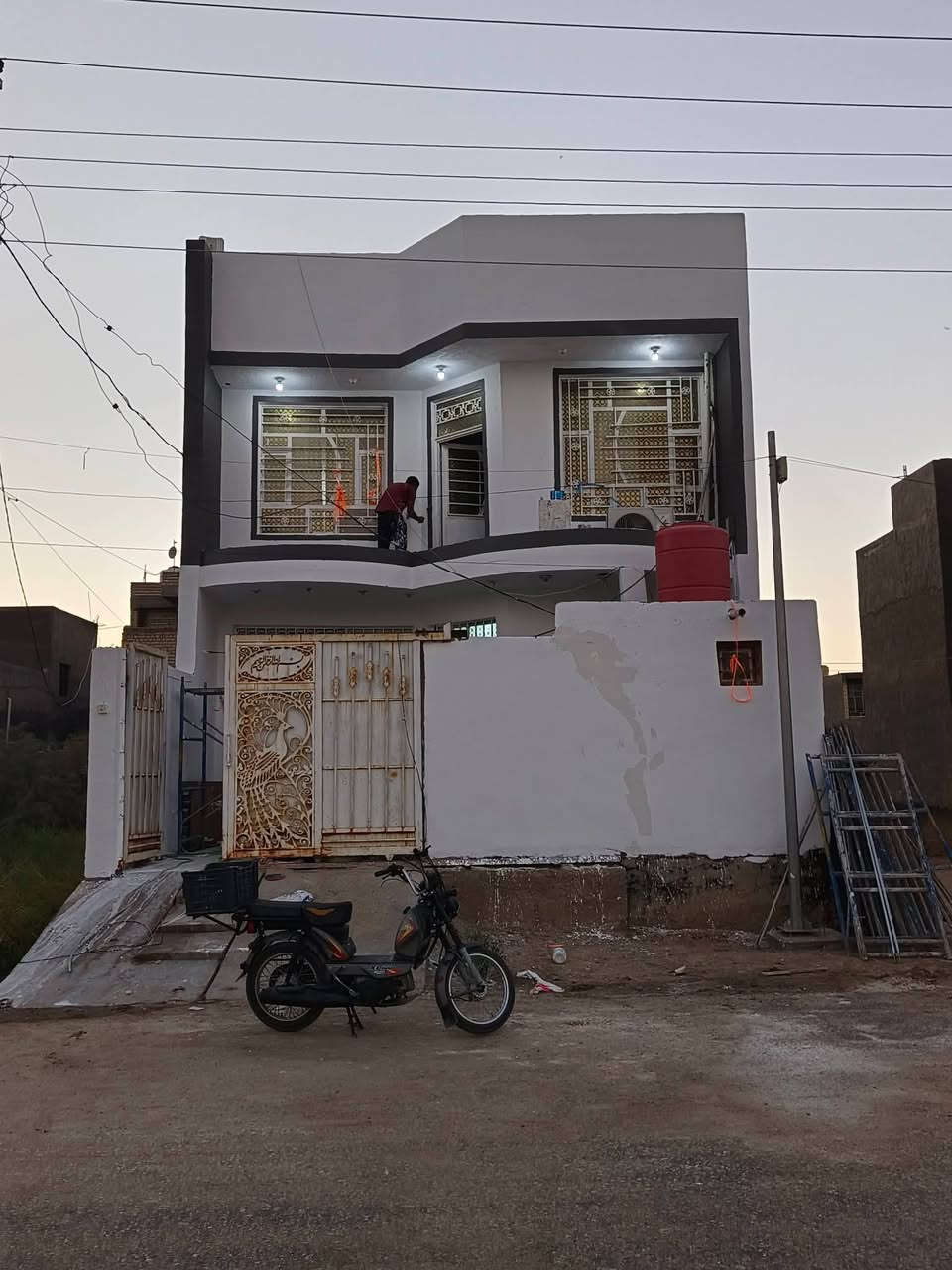 صباغ متفرغ كافة الواجهيات والديكورات دواخل وخارج  شغلي موضح بالصور بأسعار مناسبة ***********

نص مكتوب في الصور:
- قبل العمل
- 💚👷‍♂️ بعد العمل