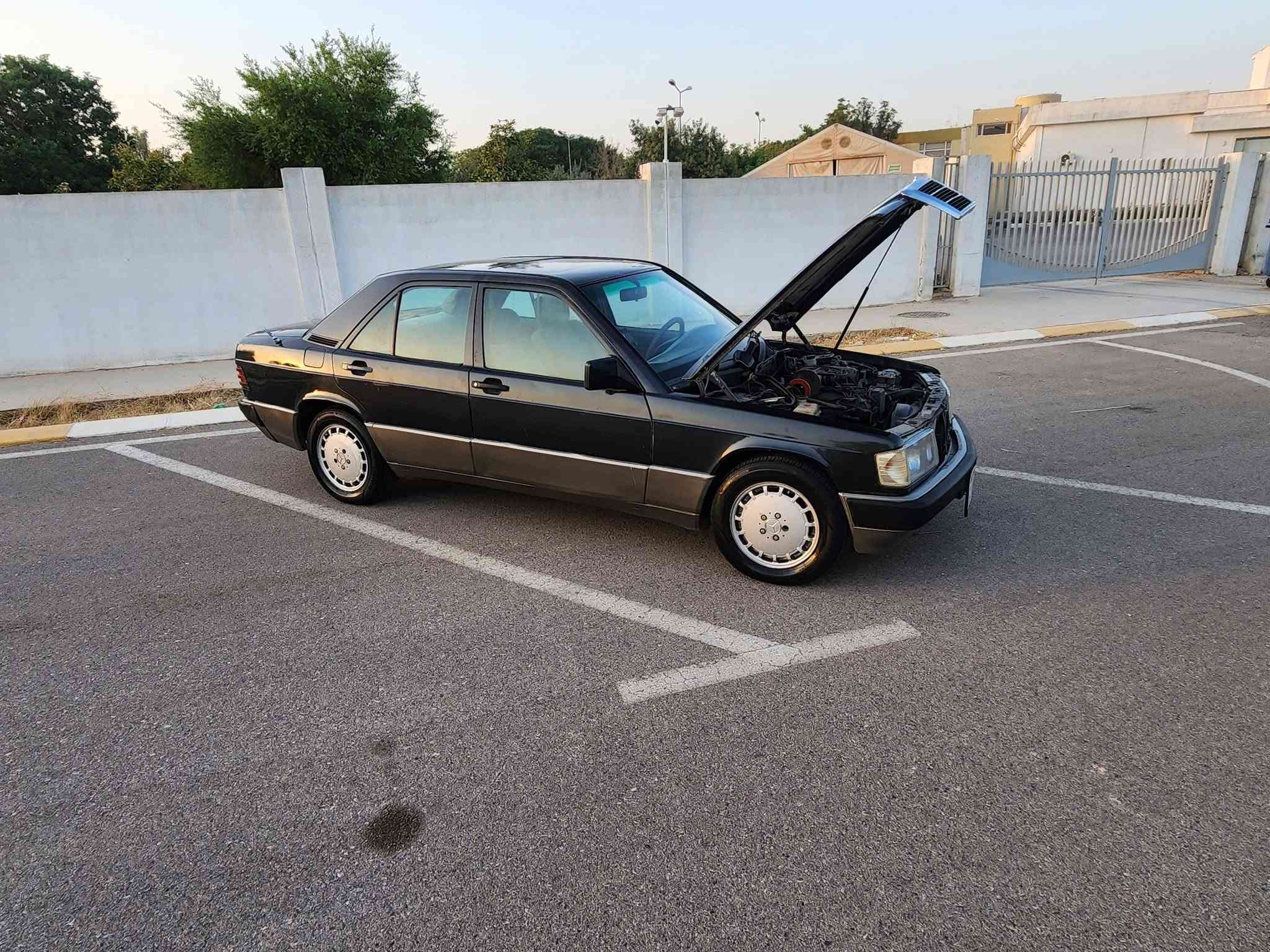سلام عليكم مارسدس طيارين ١٩٠ للبيع***********
موديل ٨٩ سنوية بسمي صاقطة من ٢٥ تخم تاير ويل كب جديد

محرك كير ابشرط اربع بطاين بوب جديد تبريد شغال

سعر ٤٤ و بي مجال عنوان سيارة كلار تحويل وكالة حاضر
