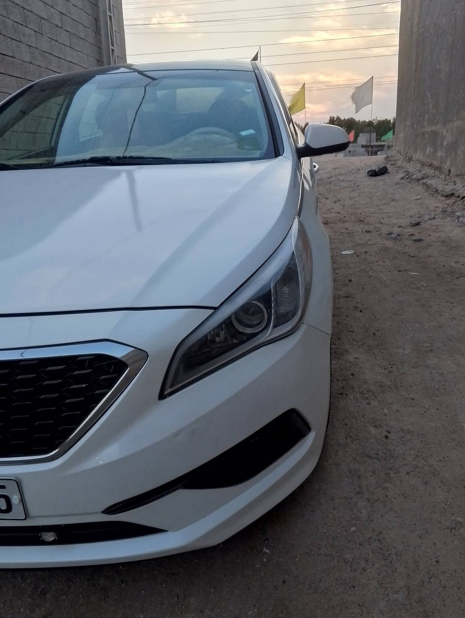 السلام عليكم
سوناتا ٢٠١٧ 

وارد امريكي حدثها جاملغ وبنيد تبديل وبالعراق باب خلف الصدر نصبغ جزء منه

القمارة بيها تكشير جدآ قليل ومعالجة بدون صبغ  ومغلفة فابلون اصلي

ماشية ١٣٥ 

رقم اربيل انكليزي 

تحكم ستيرن

تحكم مرايات 

مثبت سرعة

وضعيات قيادة 

كامرة دوارة 

تبريد ثلج 

غرفة جداً نضيفة

سنوية نهاية ٢٠٣٠ تنتهي بإسم شركة

مسويلها إدامة كامل من بلكات أصلية + تنضيف غرف الاحتراق و الحساسات + باتري جديد صارله ٢٠ يوم+ فيت يم اصلي + فلتر بنزين اصلي + حتى ربل النوزلات مبدله 

السيارة بحالة ممتازة ومعتني بيها 

مكان السيارة البصرة 

سعرها ١٢٦ 

بيع فقط اعتذر عن المراوس 

***********

نص مكتوب في الصور:
- ٧:٤٣ م
- ٧:٤٤ م
- ٧:٤٥ م