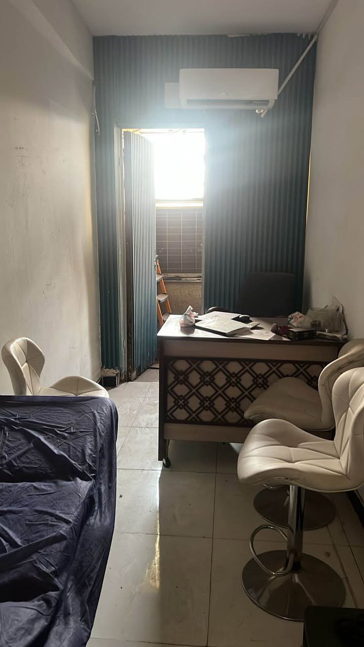 عيادة طبية مع مركز تجميل متكامل للبيع في بغداد حي البنوك مقابل مرطبات كريم سفيح  سبب البيع سفر للدراسات العليا 
***********
ايجار المكان طابق اول ٤٠٠ الف غرفة وصالة كبيرة بغداد, العراق
