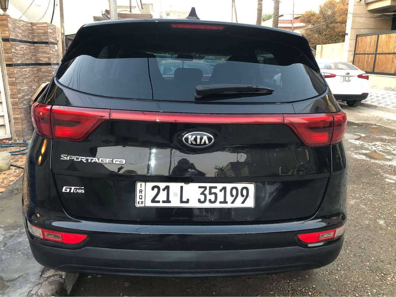 السلام عليكم
سبورتج وراد امريكي موديل 2018 السياره بدون حادث بدون ضرر بدون ايرباك 
بيها بارد بسيط بجه السايق فقط 
موصفات 
موصفات عاديه 
سويج مو بصمه 
شاشه اطلع العطل بدشبول 
الكاعيه جلد 
كير اوتو 
محرك 2400 GDI
سياره مكفوله محرك مكفول 
الجام مغلف عازل حراري 
مكاني بغداد حي الجامعه 
للاستفسار الاتصال *********** 
*********** بغداد, العراق
