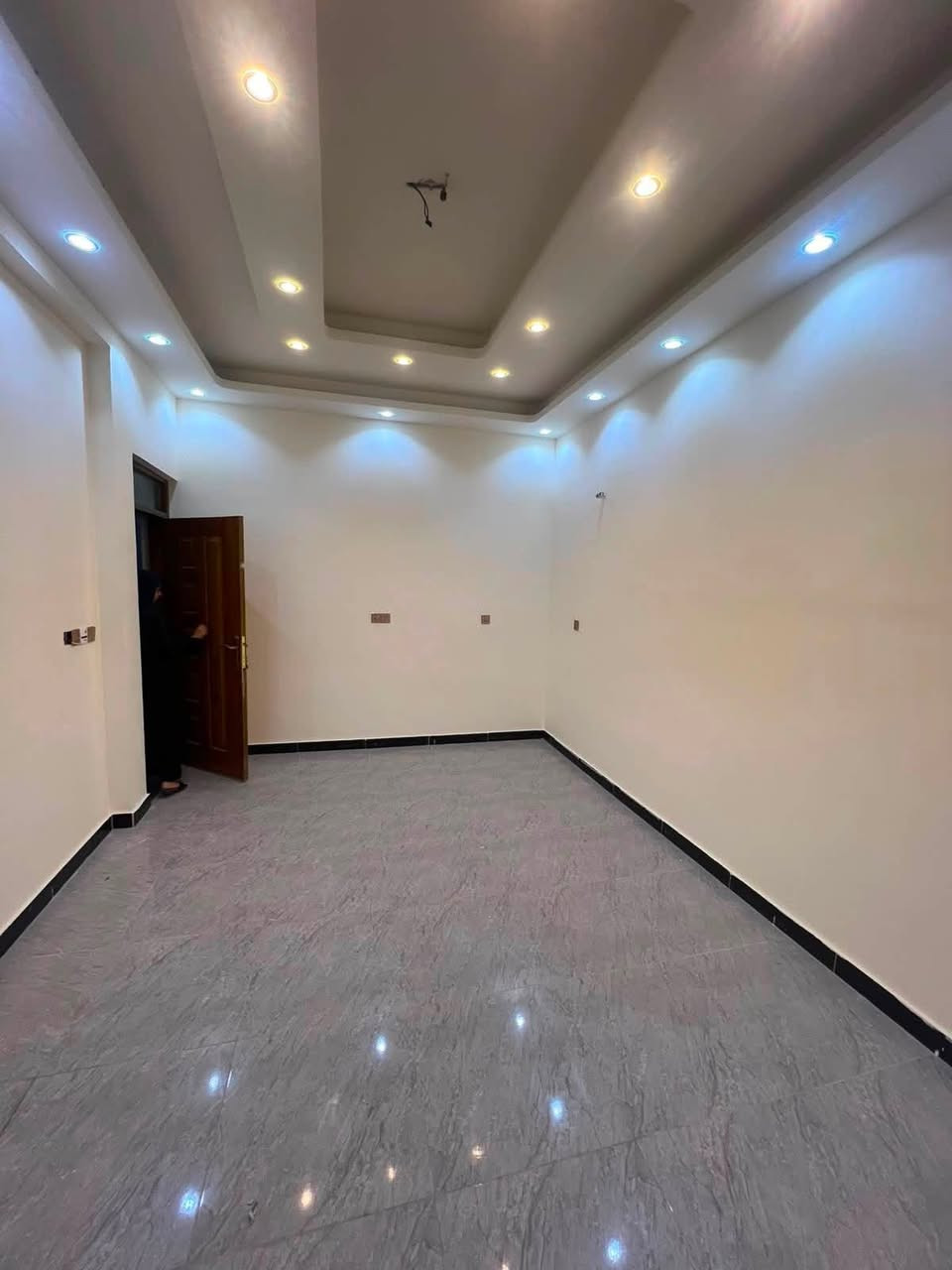 السلام عليكم 
مشتمل للايجار مساحه ١٠٠ متر بناء حديث
موقعه دور الري ضباط حي العامل
يحتوي على صاله ومطبخ و٣ غرف نوم وحمامات عدد ٢
 لاستفسار اكثر ***********
او مراجعه مكتب قمم الليث للعقار
