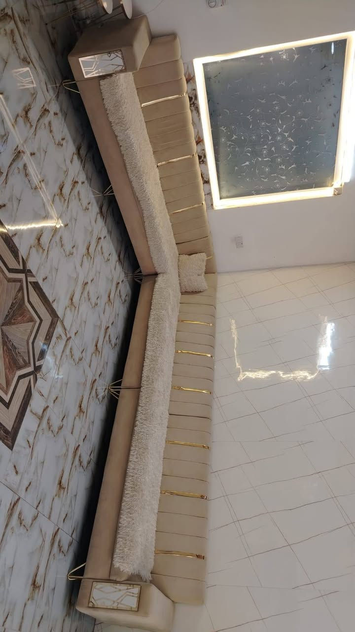 ديوان للبيع 7 امتار نظيفه مابيها عيب مع الفرو والطبلات سعرهن 250 وبي مجال
*********** واتساب
