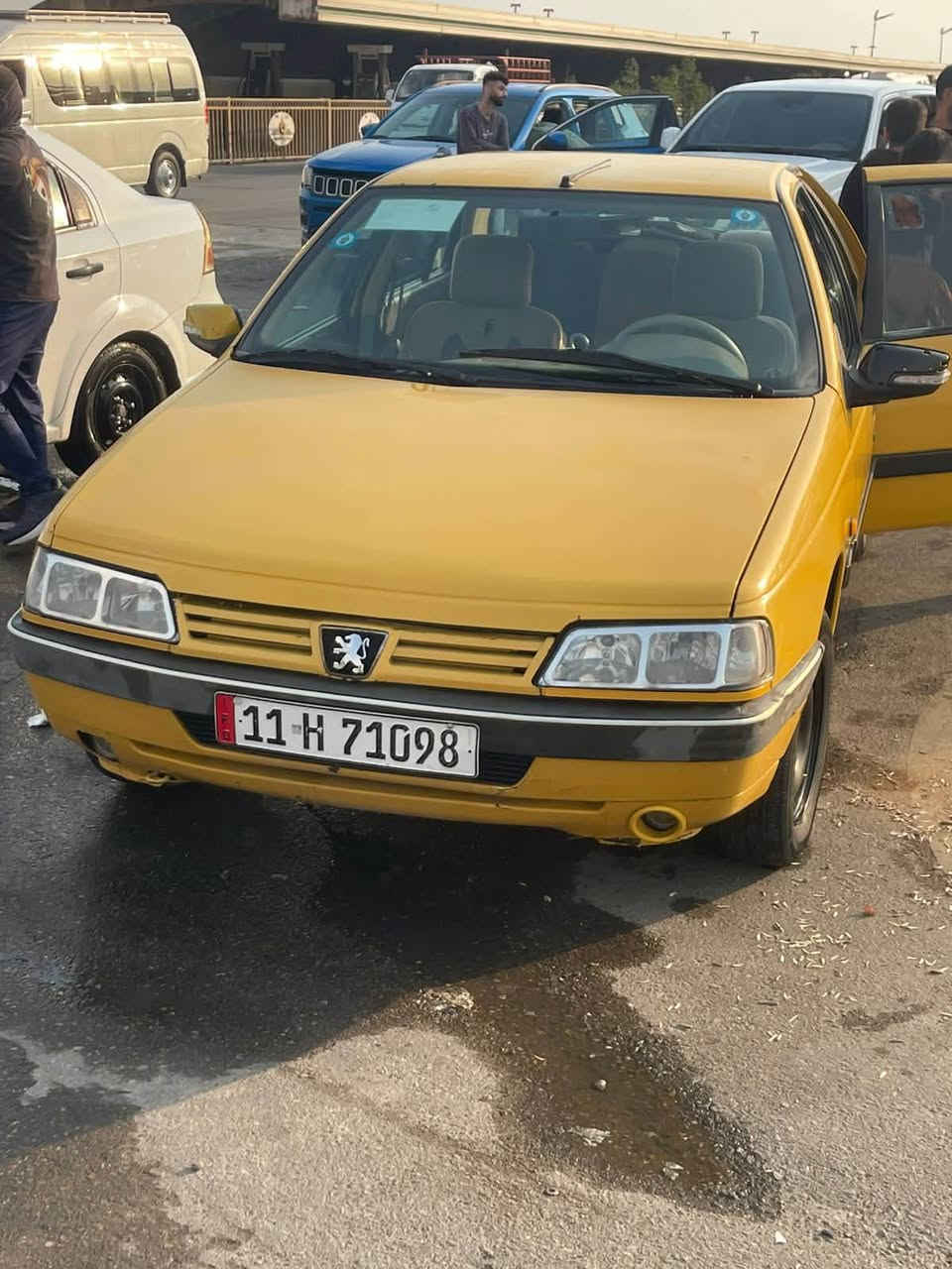 السلام عليكم بيجو GLX 405 موديل2017 رقم انكليزي السيارة جاهزة من كل شي ومابيها اي نقص  كير مكينة حدادية  كهربائيات /تبريدها ثلج السيارة ب اسمي احولك ثاني يوم سنويةلل2027 مكان السيارة بغداد الزعفرانية ***********
