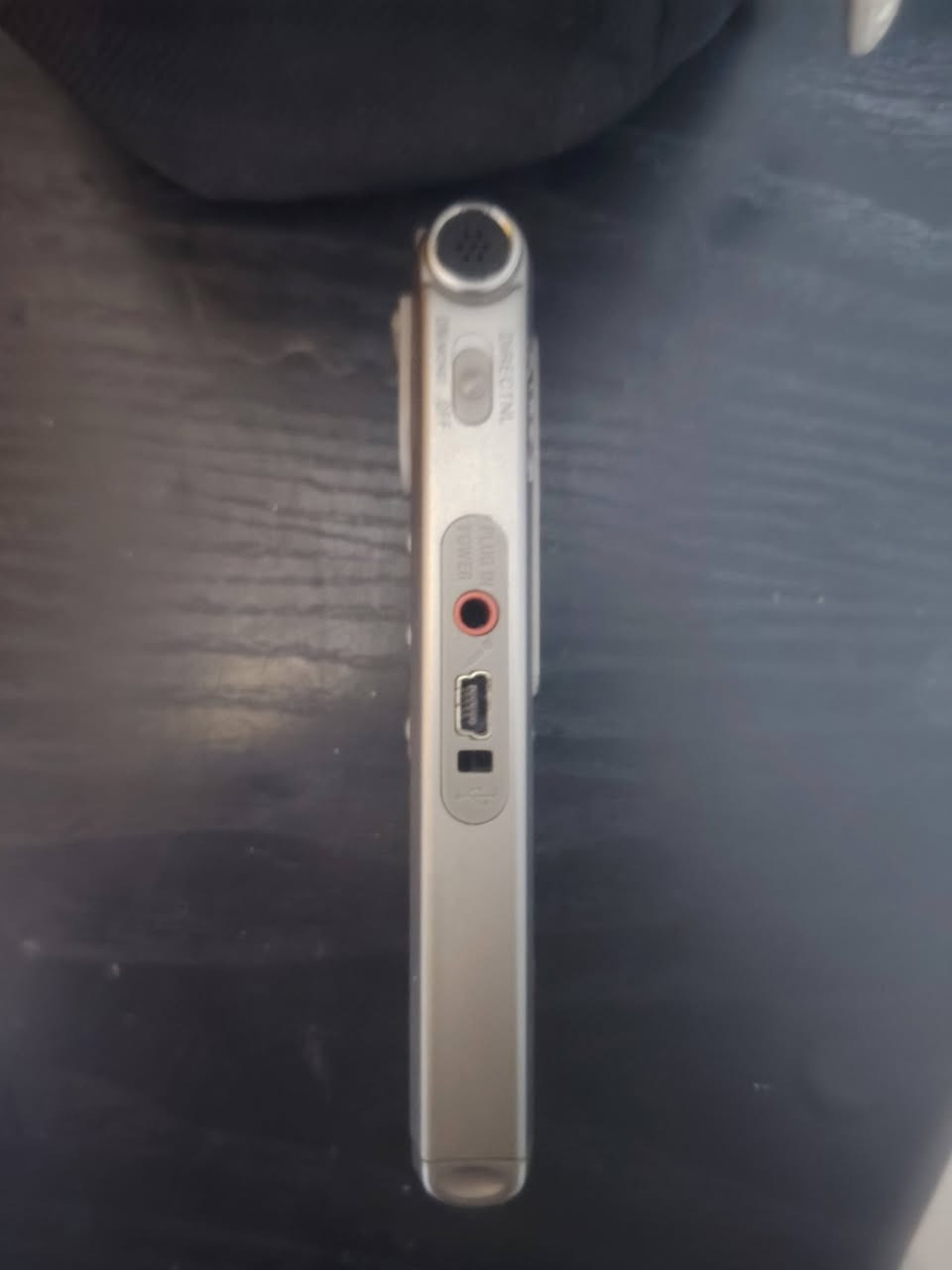 هذا جهاز مسجل صوت رقمي (IC Recorder) من شركة سوني (Sony)، وهو جهاز عملي ومفيد جداً لتسجيل المحاضرات، الاجتماعات، المقابلات، أو الملاحظات الصوتية بدقة ووضوح.  
​إليك تفاصيل مواصفات الجهاز واستخداماته لتستعين بها في كتابة إعلان بيع جذاب:
​المواصفات الرئيسية للجهاز:
​الماركة: سوني الأصلي (Sony IC Recorder).  
​السعة التخزينية: 1 جيجابايت (1GB)، وهي مساحة ممتازة لتخزين ساعات طويلة من التسجيلات.  
​مدة التسجيل: يوفر إمكانية تسجيل تصل لغاية 374 ساعة (حسب وضعية الجودة والدقة المختارة مثل LPE).  
​المميزات الإضافية:
​ميزة MP3 Playback لتشغيل واسترخاء الملفات الصوتية بصيغة MP3.  
​منفذ USB PC Link لربط الجهاز بالحاسوب بسهولة ونقل الملفات وتسجيلها.  
​خاصية التقسيم DIVIDE لتنظيم وترتيب التسجيلات داخل الجهاز.  
​شاشة رقمية واضحة لعرض حالة البطارية، المساحة المتبقية، ووقت التسجيل. 
البيع بغداد السعر ٣٥ الف توصيل ماكو اكتب تم توصل الك تفاصيل على خاص ***********
