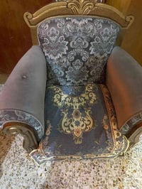 طقم مستعمل • ٢ وسط ٤ كراسي • ميسان
