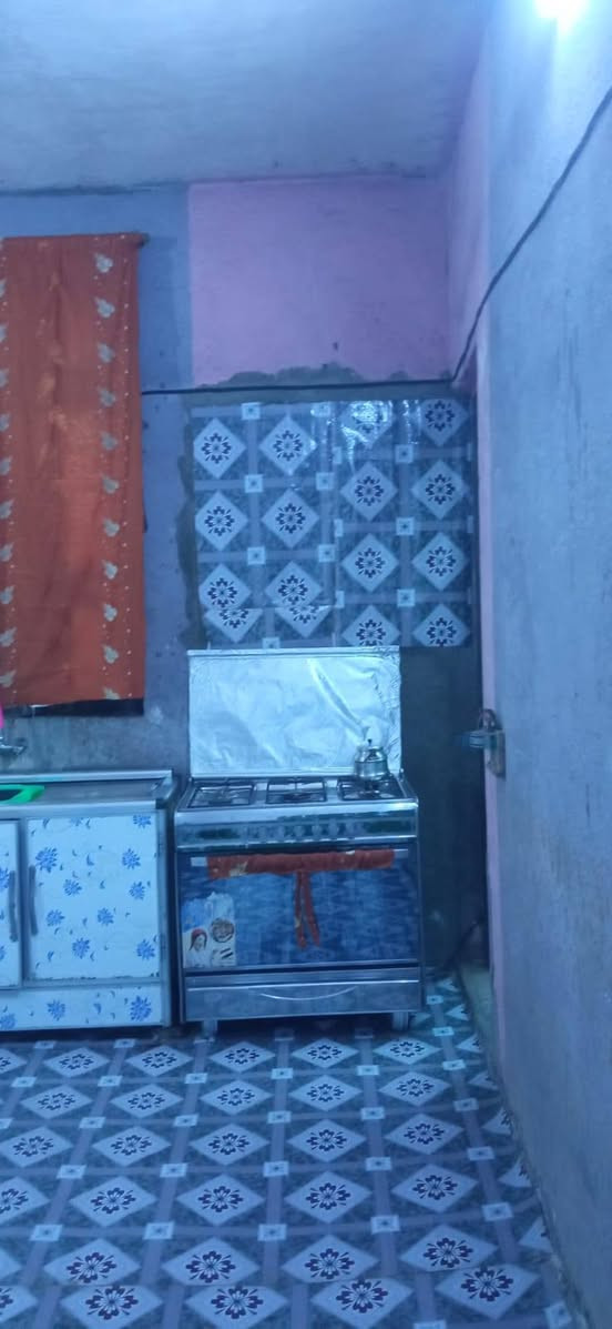 السلام عليكم مشتمل للبيع حي الحسناوي قرب مدرسه صين مساحه ١٣٠ متر بناء طابوك مسلح كافة الخدمات موجوده السعر مناسب ٦٠ بي مجال الاستفسار اتصال *********** مراجعه مكتب النوارس شارع مستشفى ***********
