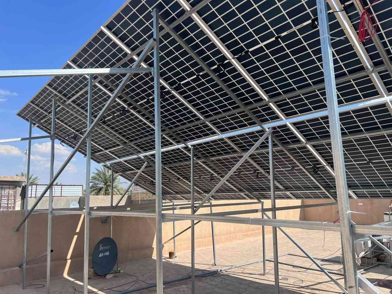 ***********لهنديه لطاقه لشمسيه انسب لئسعار ضمان 5سنوات  بئدارت الفني عباس المسكين================================================================================  
                        عرض أسعار: منظومة طاقة شمسية  
================================================================================  
  
[ البيانات الفنية للمنظومة ]  
--------------------------------------------------------------------------------  
• سعة السحب النهاري  : 15 أمبير (من الألواح مباشرة)  
• سعة السحب الليلي   : 10 أمبير (من البطاريات)  
• الألواح الشمسية   : 5 ألواح ذات كفاءة عالية (High Efficiency)  
• خازن الطاقة       : بطارية ليثيوم سعة 7 كيلوواط/ساعة (7 kWh LiFePO4)  
• محول الطاقة       : إنفرتر هجين (Hybrid Inverter) مع نظام إدارة ذكي  
• الملحقات والتوصيل : هيكل تثبيت، كوابل خاصة للطاقة، وقواطع حماية متكاملة  
  
--------------------------------------------------------------------------------  
[ قدرة التشغيل والتغطية ]  
--------------------------------------------------------------------------------  
1. التشغيل النهاري (حتى 15 أمبير):  
   تغذية الأحمال الأساسية والمتوسطة (تكييف، ثلاجة، فريزر، مضخة مياه، وإضاءة).  
  
2. التشغيل الليلي (حتى 10 أمبير):  
   تغطية الأحمال المستمرة (إضاءة، تلفزيون، مراوح، ثلاجة، وتكييف حسب تنظيم الاستهلاك).  
  
--------------------------------------------------------------------------------  
[ المميزات الأساسية ]  
--------------------------------------------------------------------------------  
• بطارية ليثيوم بعمر افتراضي طويل ودورات تفريغ عميقة (Deep Cycle).  
• تحويل تلقائي وسلس بين الألواح، البطارية، والشبكة بدون انقطاع.  
• حماية كاملة للمنظومة ضد التغير في الجهد والتماس الكهربائي.  
  
--------------------------------------------------------------------------------  
[ التكلفة المالية ]  
--------------------------------------------------------------------------------  
السعر الإجمالي : 3,650,000 $ (دينار عراقي)  
الشمولية       : التوريد، التركيب، البرمجة، والتشغيل الفعلي.  
  
================================================================================

