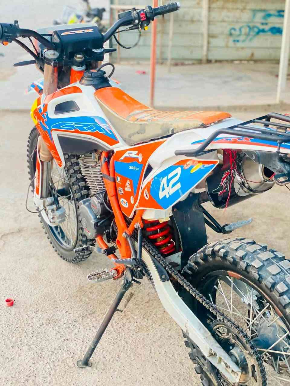 السلام عليكم متاح قفاز للبيع قفاز crx موديل 2025موطور ماشاء الله شرط شلعه ومعدل 300cc حجم42 العالي المرغوب السعر خاص مكاني قريه الزاويه
