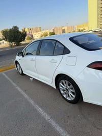 كورلا موديل ٢٣ ماشيه ١٠٥ الف سياره عله ايدي من هيه زيرو بيه باب سائق و...