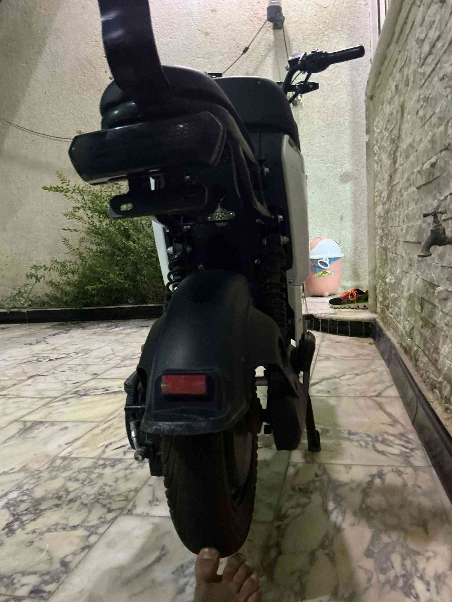 السلام عليكم دراجه شحن r9  دون بطاريات سعرها 200 ... ***********
