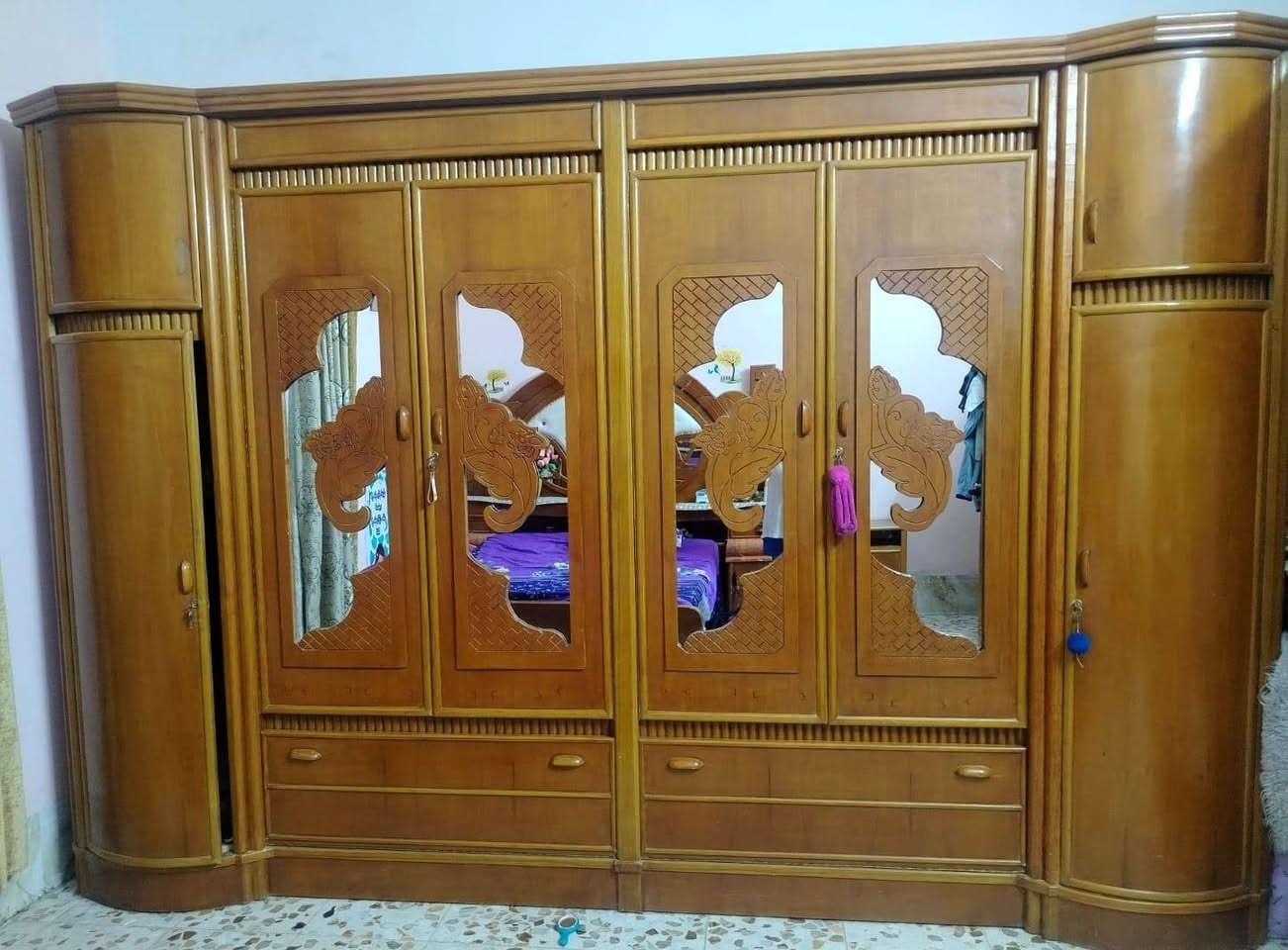 غرفة اخشاب مستعمله بس نضيفه وطابقين كامله مع الملحقات السعر 850 الف ***********
