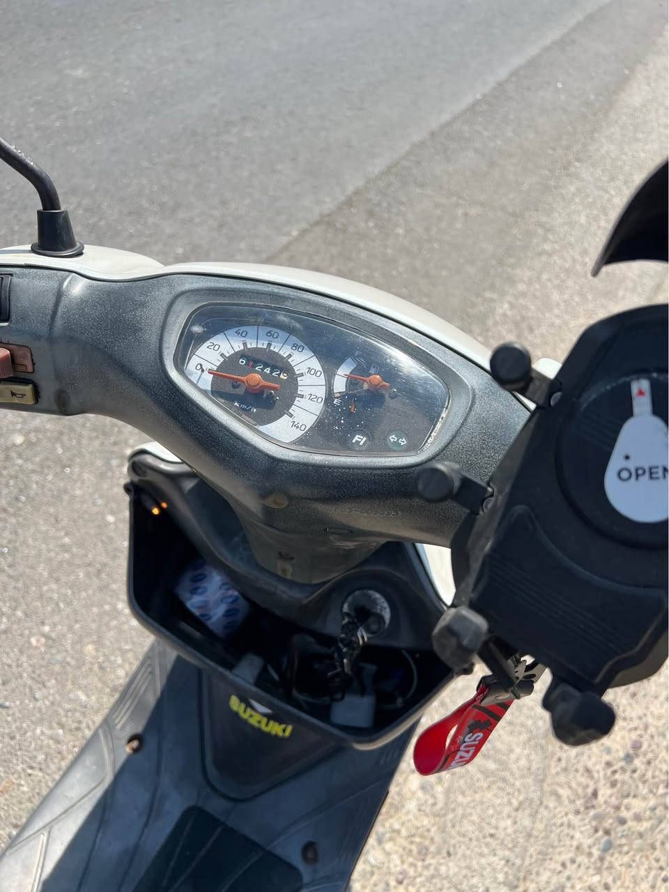 🛵 Suzuki Address V125G بۆ فرۆشتن

ماتۆڕێکی زۆر خۆش و ئابووری، و بەنزین کەم سەرف دەکات بێ کێشە مەکینە کەپس دەنگی تێدا نییە تازە ڕۆنی گۆڕاوە بریک و ئیستاپی بە شەرتە تایەکانی پاک و باشن لایت عەدەسە و کارەبایات بە شەرت.زۆر خاوێنە هیچ پارچەکی نەشکایە wireless charge خۆی مۆبایل شەحن دەکاتەوە نرخی 620$ مەجالێکی برایانە لە هەولێرم کڕیاڕی تەلەفۆن بکە 
Whats app *********** أربيل, العراق
