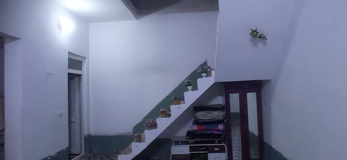 السلام عليكم مشتمل للبيع حي الحسناوي قرب مدرسه صين مساحه ١٣٠ متر بناء طابوك مسلح كافة الخدمات موجوده السعر مناسب ٦٠ بي مجال الاستفسار اتصال *********** مراجعه مكتب النوارس شارع مستشفى ***********
