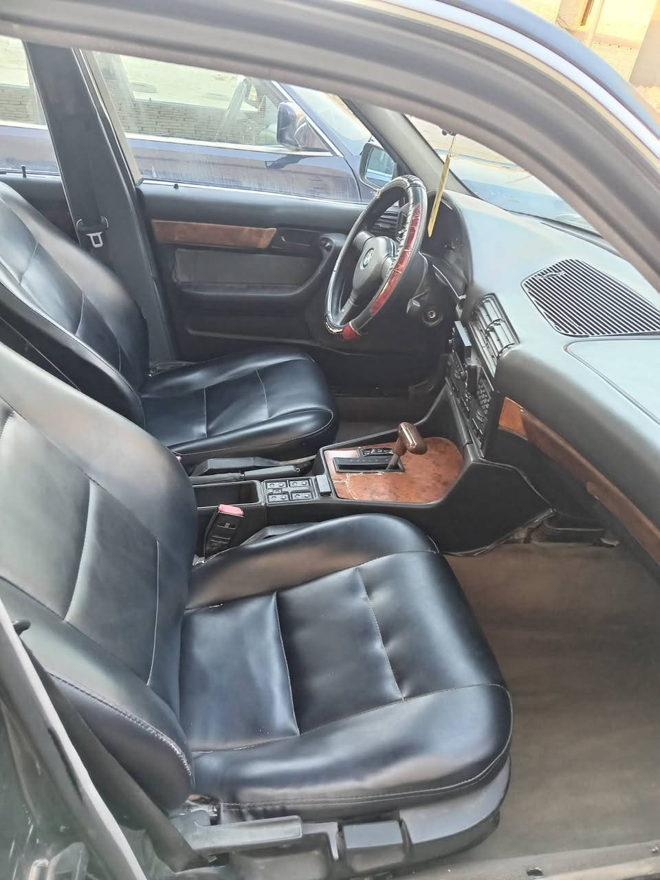 سلام عليكم
BMW 535...
 موديل 91
رقم بغداد انكليزي بأسمي 
هزة وسنوية جديد 
غرفتها نظيفة محركة مفتوح3500🔓
ابيع شوف العين مصبوغة عام  
السعر 45 بيه شي بسيط 
مكانها كربلاء 
رقم: ***********
