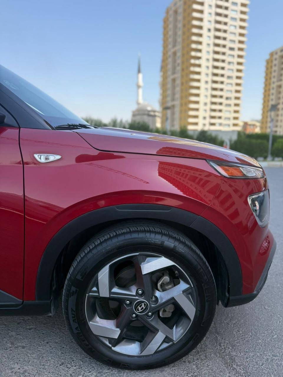 🚗 للبيع: هيونداي فينو (Hyundai Venue) موديل 2023 - فول مواصفات 🚗
سيارة قمة بالنظافة، اقتصادية جداً، ومجهزة بجميع مواصفات الراحة والأمان، جاهزة للاستخدام والتحويل المباشر.
​أبرز المواصفات:
​الموديل واللون: 2023 - أحمر مميز.
​المحرك والقير: 4 سلندر سعة 1.6L اقتصادي جداً مع قير أوتوماتيك ناعم.
​الشاشة والتقنيات: شاشة وسطية تدعم آبل كاربلاي وأندرويد أوتو + عدادات ديجيتال بالكامل.
​المقصورة: مقاعد جلد وقماش مميزة بحالة الممتاز.
​أنظمة الأمان: تنبيه النقطة العمياء، نظام كشف المسار، مانع تصادم، وكاميرا خلفية مع خطوط توجيهية.
​الإضافات: تشغيل بصمة، دخول ذكي، ويل أوفر 17 إنش، سكك سقف، ومثبت سرعة.
​الحالة والضرر:
​صبغ بنيد فقط (حادث سطحي بسيط).
​كفالة شاصي، لغود، وأيرباجات سليمة.
​بشرط الفحص (مكينة، قير، كهرائيات).
​السعر والتواصل:
​السعر المطلوب: 130 ورقة ($13٫000) - وفيها مجال بسيط للجادين بعد المعاينة.
كفالة رقم 15 ورقة.
​المكان: [اربيل]
​للتواصل:‎***********] / يتوفر واتساب.
