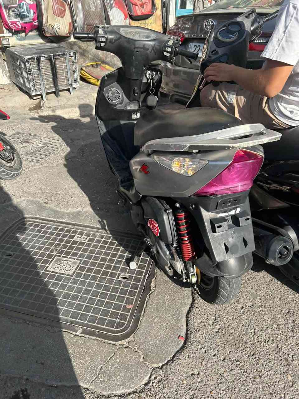 سلام عليكم ثعلب بلاديه دراجه برغي ممفتوح بل مكينه وكلها ع وضع الشركه بريكات امامي خلفي دهن جديد فلتر جديد بريكات بل مكان اشاير سكنات بكلايت لايت كله شغال قفل جنطه قفل ستيرن كله ع وضع الوكاله دراجه مال روحه وجيه رايده ب450 وبيها مجال حك جيه مكاني كاظميه
***********
