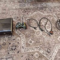 عندي جهاز اكس بوكس 360 سلم جهاز ملحقاته ويده اصليه وجهاز نضيف وبي هارد...
